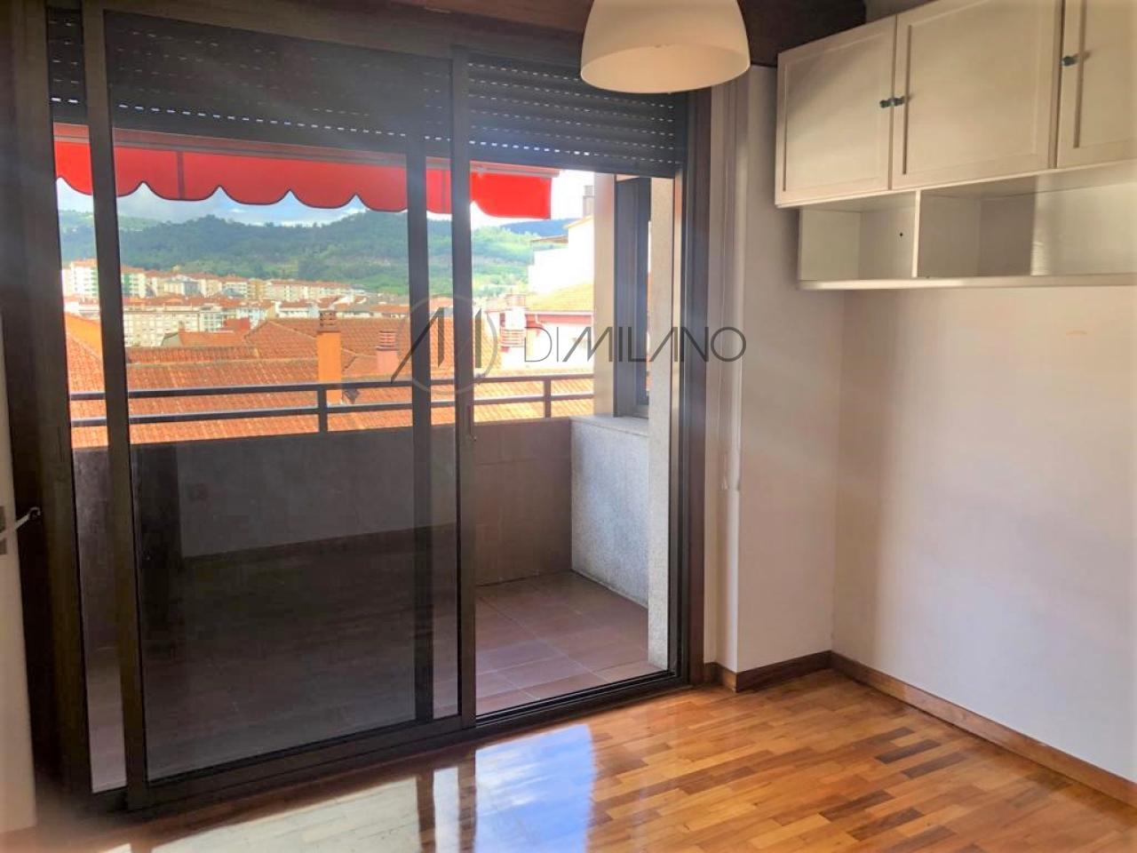 Piso exterior, con terraza y garaje, en el centro de la ciudad