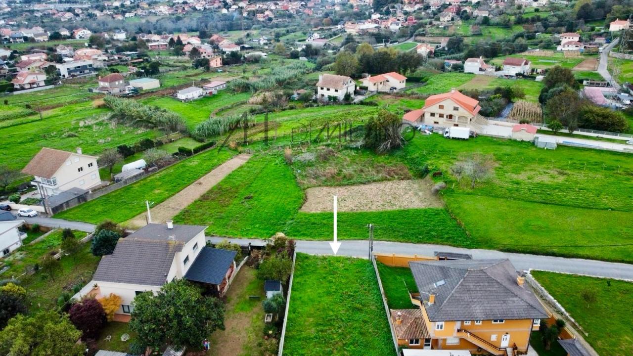 Terreno urbanizable con proyecto de ejecución y licencia aprobada en Beade