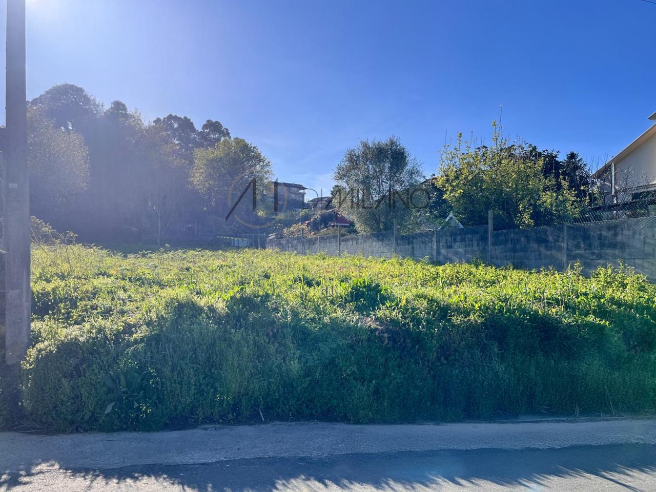 Terreno urbanizable con proyecto de ejecución y licencia aprobada en Beade