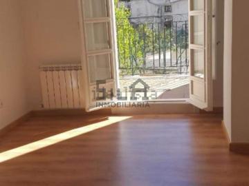 P000058 Venta de piso con terraza en Casco Vello (Ourense)